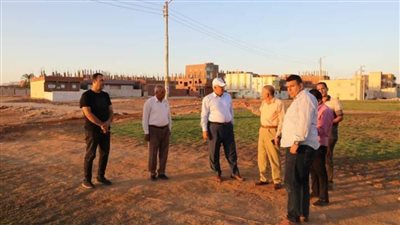 محافظ الوادي الجديد يتفقد أعمال تطوير عدد من الميادين بمركز الداخلة 