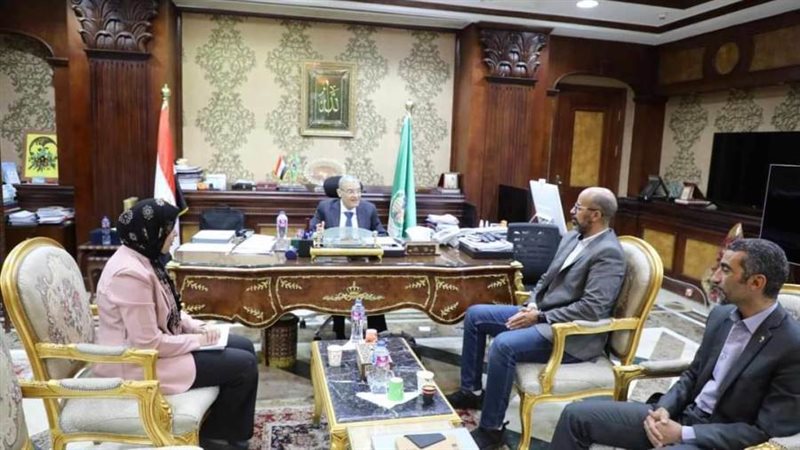 محافظ المنيا مع وفد