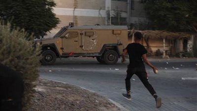 انتهاكات الاحتلال: شهيد وإصابات واعتقالات واعتداءات للمستوطنين وإغلاق للضفة ومعابر غزة