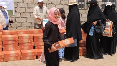 مركز الملك سلمان للإغاثة يوزع آلافًا من كرتون التمر في محافظات اليمن