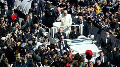 وسط حشد جماهيري وحراسة أمنية مشددة.. البابا فرنسيس يتجول في 