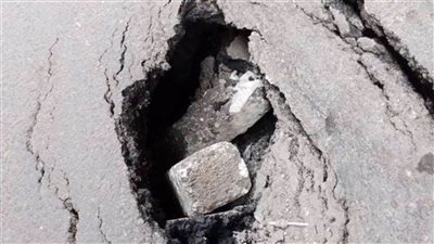 إصلاح حفرة بطريق السويس اتجاه الشروق تسببت في وقوع حوادث مرورية