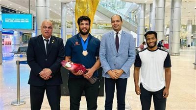 عبداللطيف منيع يعود إلى القاهرة بعد حصد برونزية مونديال المصارعة بصربيا