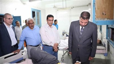 صرف إعانات عاجلة لأسر 8 متوفين و4 مصابين في حادث تصادم سيارتين بصحراوي المنيا