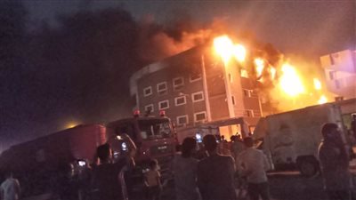 الدفع بـ 9 سيارات إطفاء للسيطرة على حريق بمصنع فى العبور