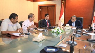 محافظ سوهاج يبحث موقف السلع التموينية وتوفير المستلزمات المدرسية بأسعار مخفضة للمواطنين 