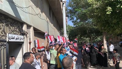 حشود من كافة المحافظات تتوافد على الشهر العقاري لعمل توكيلات دعماً للرئيس السيسي