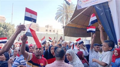مسيرة بالأعلام أمام مكتب الشهر العقاري ببنها لعمل توكيلات الانتخابات الرئاسية