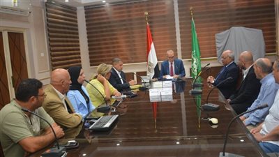 محافظ القليوبية يجتمع بكبار تجار السلع الغذائية لمتابعة آليات ضبط الأسواق 