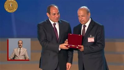 عاجل.. الرئيس السيسي يكرم عددا من العلماء والأئمة والقراء في احتفالية المولد النبوي الشريف