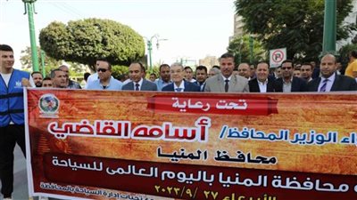 محافظ المنيا يقود مسيرة شبابية ويتفقد معرضًا للتعريف بالأماكن الأثرية والسياحية
