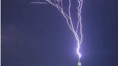 عاجل.. بالفيديو| مصور سعودي يكشف تفاصيل الصاعقة و