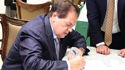 أبو العينين بعد توقيعه على تزكية الرئيس السيسي: القادم أفضل .. ومصر قادرة على تجاوز كافة التحديات