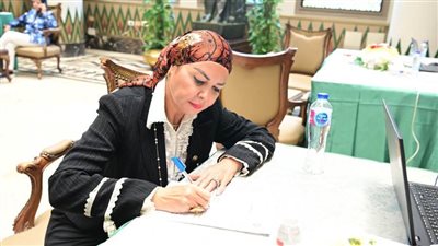 أمل سلامة توقع على نموذج تزكية ترشح الرئيس السيسي للانتخابات الرئاسية