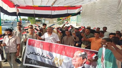 مؤيدو السيسي يحتشدون أمام مكاتب الشهر العقاري بالشرقية لتحرير توكيلات دعم الرئيس