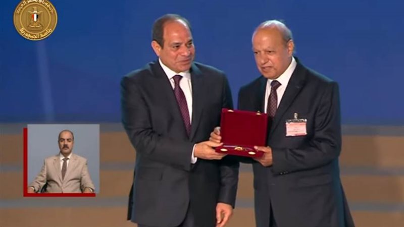 الرئيس السيسي يكرم