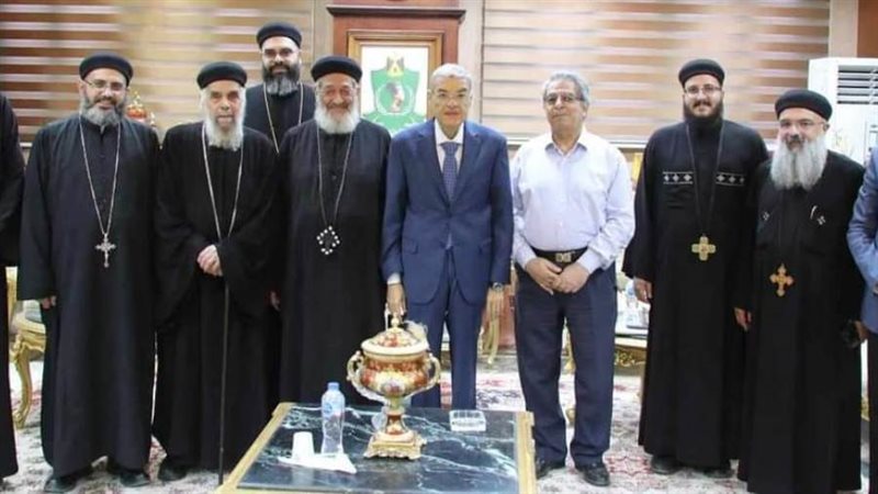 محافظ المنيا مع وفد