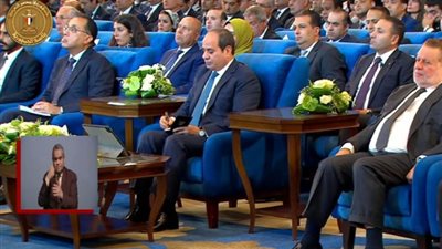 الرئيس السيسي يشاهد فيلما تسجيليا عن ملف الكهرباء بمؤتمر حكاية وطن