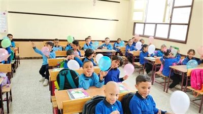 بالصور.  بالبالونات والحلوى والأغاني الوطنية 