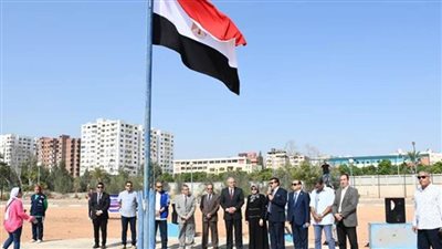 قيادات جامعة القناة تؤدي مراسم تحية العلم بكلية التربية الرياضية