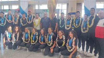 استقبال بالورود لبعثة السباحة بالزعانف بعد التتويج ببطولة العالم للمياه المفتوحة بصربيا