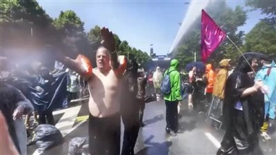 إغلاق نشطاء المناخ لطريق سريع في لاهاي يثير احتجاجا مضادا