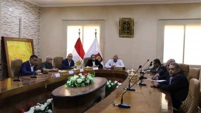 محافظ الوادي الجديد يعقدُ اجتماعًا مع المسئولين المعنيين لضمان استقرار العملية التعليمية