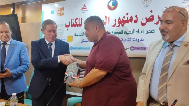 إقبال جماهيري علي