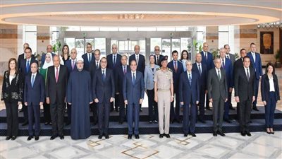 عاجل| الرئيس السيسي يتوسط صورة تذكارية مع الوزراء خلال زيارته المقر الجديد لرئاسة الوزراء بالعاصمة الإدارية