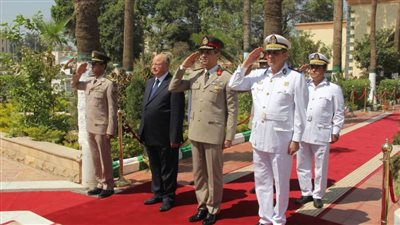 وزير الدفاع ينيب قادة الجيوش لوضع أكاليل الزهور على النصب التذكاري للجندي المجهول