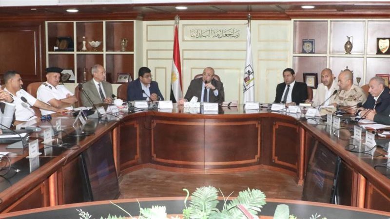 اجتماع محافظ بنى