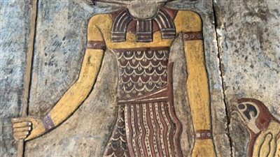 أعمال تنظيف الجزء الأخير من سقف معبد إسنا تظهر المزيد من ألوانه الأصلية