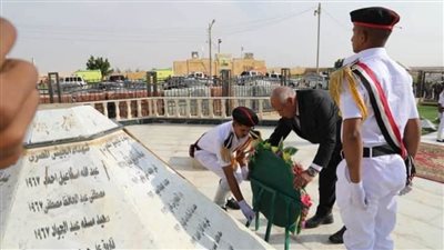 محافظ الوادي الجديد يضع إكليلًا من الزهور على النُصب التذكاري لشهداء القوات المسلحة 
