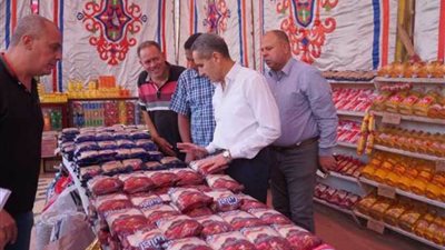 محافظ الغربية يتفقد منافذ ومعارض بيع السلع الغذائية بأسعار مخفضة