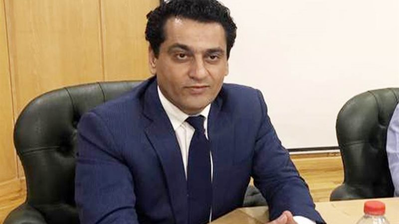 الكاتب الصحفي أيمن