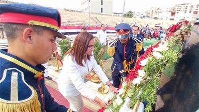 نائب محافظ البحيرة تضع إكليلًا من الزهور على النصب التذكاري للجندي المجهول