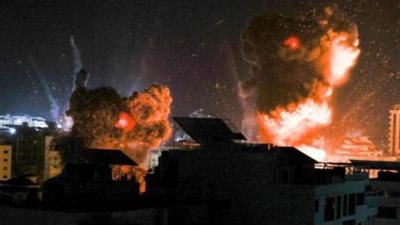 قصف عنيف من زوارق الاحتلال الإسرائيلي لشاطئ بحر مدينة غزة