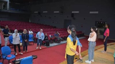 نائب محافظ الوادي الجديد تتابع بروفات مشروع ابدأ حلمك لإعداد الممثل المسرحي الشامل