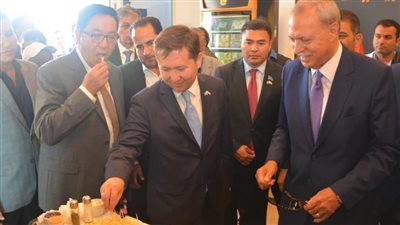 محافظ القليوبية وسفير جمهورية كازاخستان بالقاهرة يتفقدان معرض منتجات المنطقة الاستثمارية ببنها