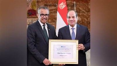 عاجل.. مدير عام منظمة الصحة العالمية يسلم الرئيس السيسي شهادة المستوى الذهبي للقضاء على فيروس سي