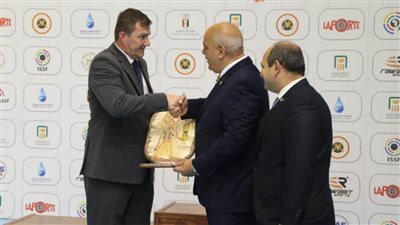 حسني يكرم مندوب الاتحاد الدولي للرماية خلال البطولة الأفريقية