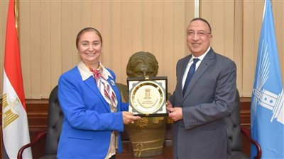 محافظ الإسكندرية يُكرم مدير صحة الإسكندرية