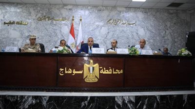 محافظ سوهاج يعقد اجتماعًا لمناقشة سبل مجابهة الكوارث والأزمات