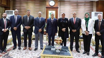 محافظ المنيا يبحث التوسع فى إقامة مدارس النيل الدولية