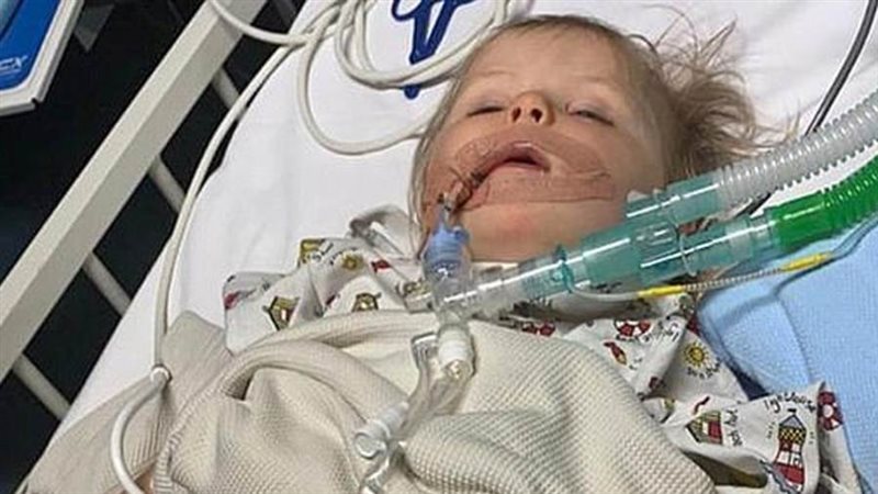 الطفلة بالمستفشفى