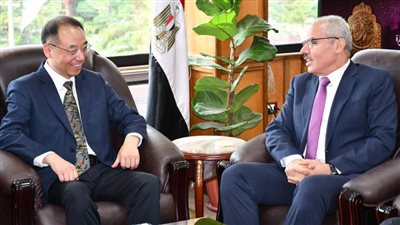 رئيس جامعة قناة السويس يستقبل وفد الإعلام والصحافة الصينية 