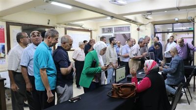 توافد الناخبين على صناديق الاقتراع بالتجديد النصفي لنقابة الأطباء