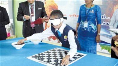 «معصوبة العينين».. طفلة ماليزية تحطم الرقم القياسى فى إعداد رقعة الشطرنج فى 45.72 ثانية فقط