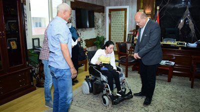 جامعة سوهاج تهدي طالبة من ذوي الإعاقة الحركية كرسيًا كهربائيًا متحركًا