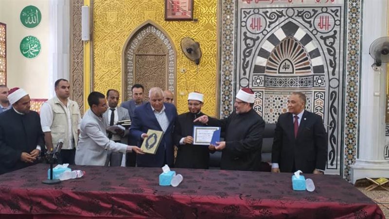 وزير الأوقاف يكرم